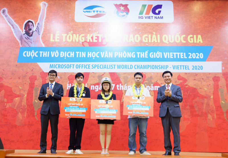 Ba nhà vô địch MOSWC – Viettel 2020 nhận giải thưởng cao nhất của cuộc thi