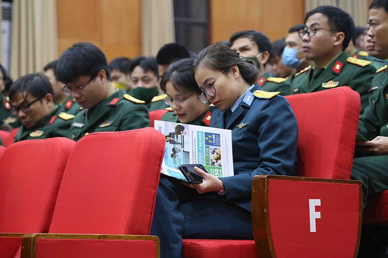 Học viên chăm chú tìm hiểu thông tin về bài thi TOEIC