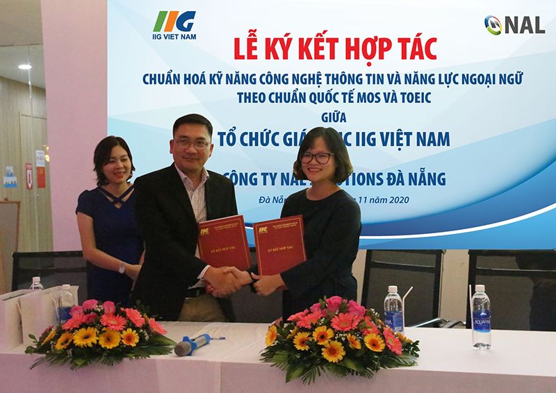Ông Nguyễn Quốc Nguyên – Giám đốc dự án, NAL Solutions cùng bà Phạm Thị Khánh Phượng – Giám đốc điều hành IIG chi nhánh Đà Nẵng ký kết biên bản hợp tác