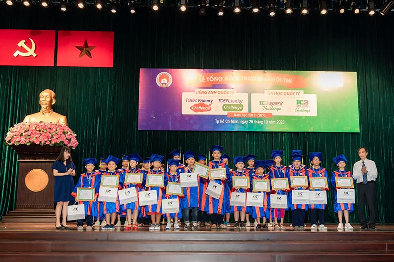 Các em học sinh nhận giải thưởng từ cuộc thi IC3 Spark Challenge năm học 2019-2020