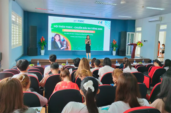 Các em sinh viên chăm chú lắng nghe chuyên gia từ IIG Việt Nam chia sẻ thông tin