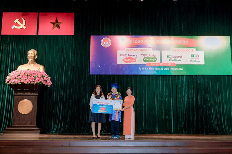Em Hà Phan Anh nhận giải Nhất từ Ban tổ chức Cuộc thi