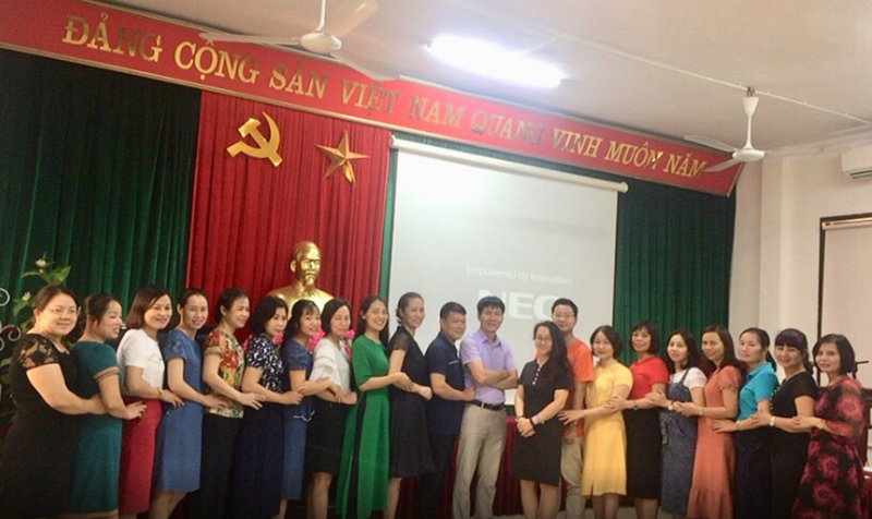 Các thầy cô chụp ảnh lưu niệm sau khi hoàn thành khóa tập huấn phương pháp giảng dạy chương trình ED