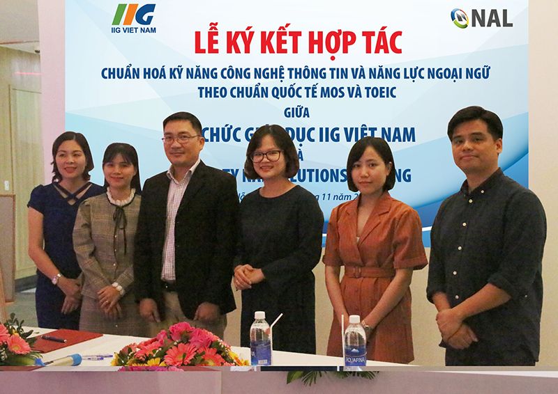 Đại diện 2 bên chụp ảnh lưu niệm tại buổi lễ ký kết