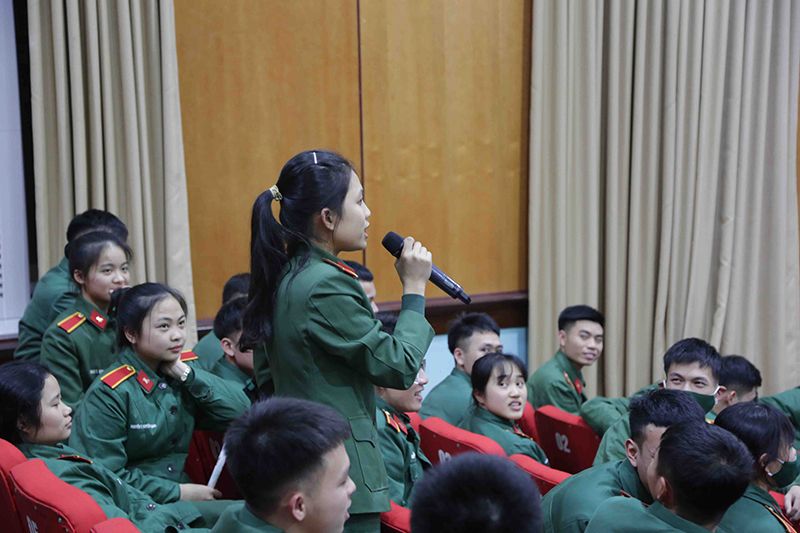 Các em học viên hào hứng khám phá thông tin về bài thi TOEIC