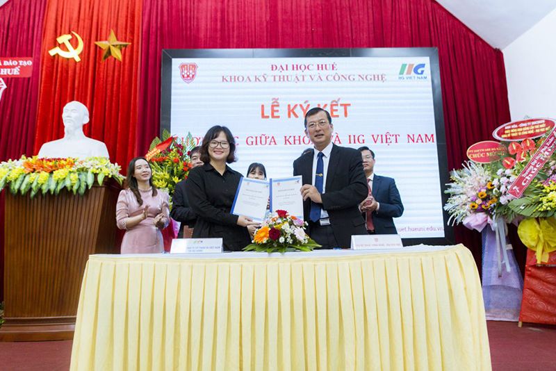 TS. Trương Quý Tùng – Phó Giám đốc Đại học Huế, Khoa trưởng khoa Kỹ thuật và Công nghệ cùng bà Phạm Thị Khánh Phượng – Giám đốc điều hành IIG Việt Nam chi nhánh Đà Nẵng ký biên bản hợp tác